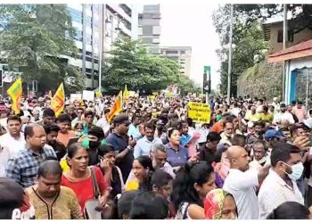 Despite the opposition of the government, Pohottuwa and JVP, a large crowd come to protest! Leaders are also starting from Elphinstone to the fort! A large crowd gathered blocking the  road! (VIDEO)