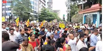 Despite the opposition of the government, Pohottuwa and JVP, a large crowd come to protest! Leaders are also starting from Elphinstone to the fort! A large crowd gathered blocking the  road! (VIDEO)