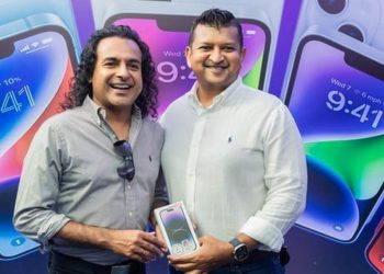 Despite problems, a large crowd bought the iPhone 14 at GENXT in Colombo. Popular artists abounded. (Video/Photos)