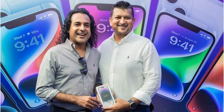 Despite problems, a large crowd bought the iPhone 14 at GENXT in Colombo. Popular artists abounded. (Video/Photos)