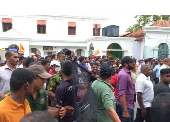 Opposition leader Sajith joins the protest! (LIVE VIDEO)
