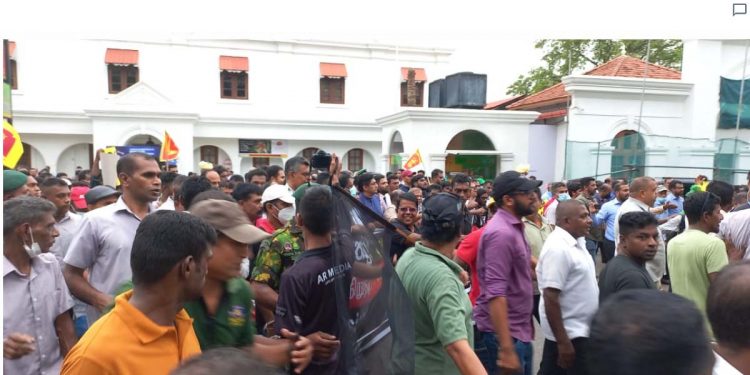 Opposition leader Sajith joins the protest! (LIVE VIDEO)