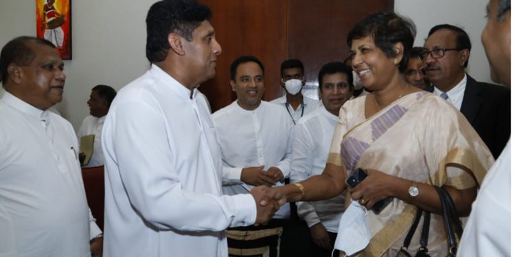 Sudarshanee & Herath’s policy is unclear: Abstained budget vote to strengthen opposition or government? (PHOTOS)