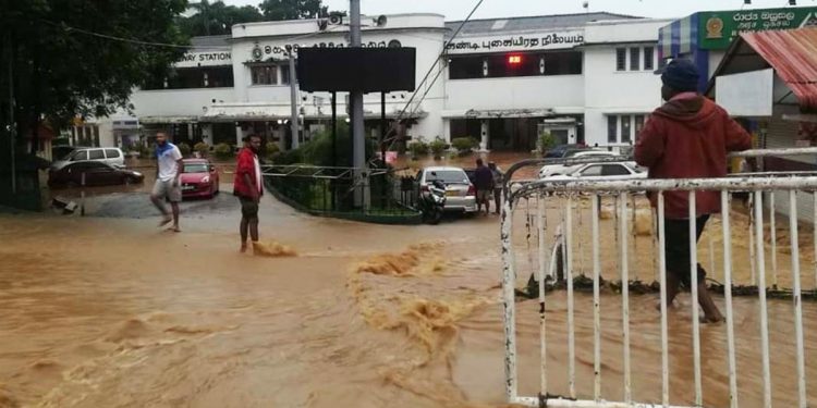 Rain floods Kandy town for five hours. Railway station and town resemble a raging lake (VIDEO).
