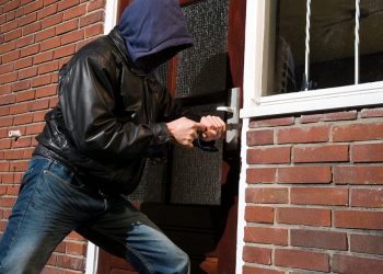 House in Bambalapitiya was looted, gold and cash worth millions of rupees were stolen.