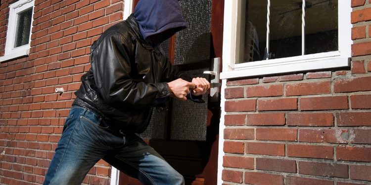 House in Bambalapitiya was looted, gold and cash worth millions of rupees were stolen.