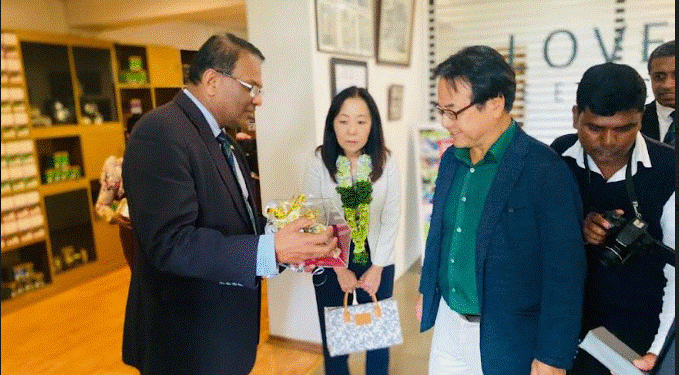Hayleys Plantations shows the Japanese Ambassador to Sri Lanka tea advances from field to factory.