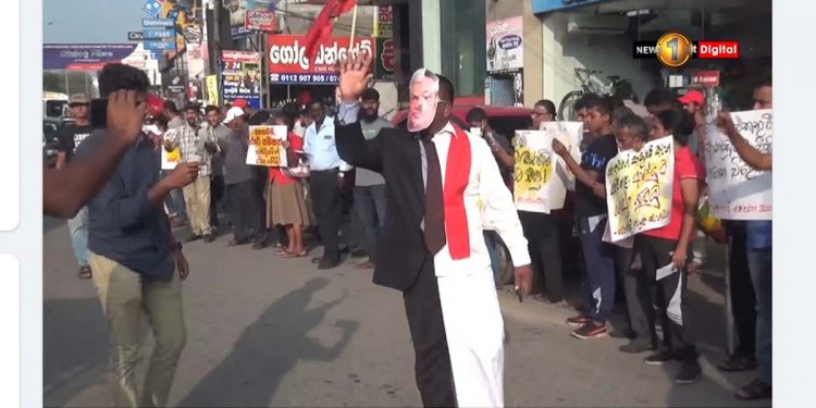 The students at Ranil’s university of study heckled him! People began to boo Gotabhaya as he prepared to depart.