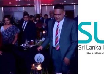 The crowd booed Minister Semasinghe when he attended the Sri Lanka Insurance Corporation’s award ceremony. (VIDEO)