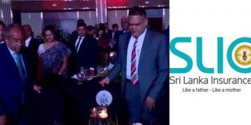 The crowd booed Minister Semasinghe when he attended the Sri Lanka Insurance Corporation’s award ceremony. (VIDEO)