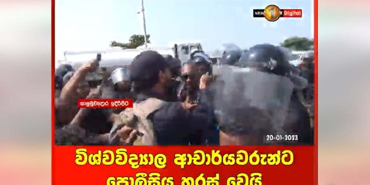 Doctors, professors, bankers, and professionals oppose the government in Galle Face! Police-anti-riot unit disrupted protest! VIDEO