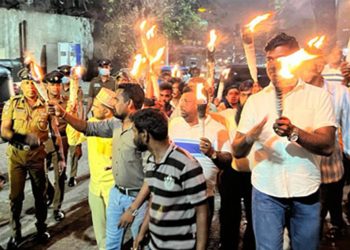 Children study for A/L exam! They turned off the power! The lotus tower’s lights have been turned on! Our children do not have any lights! A torch protest in the fort at midnight! VIDEO