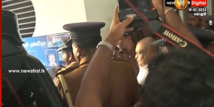 A massive police operation at the National Hospital to free Dr. Bellana, whose room was locked by minor workers! He is spirited away in a jeep during the uproar! VIDEO