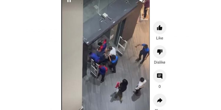 Here’s how “House of Fashion” treats clothes shoppers! A video shows staff bully-beating someone! Don’t the cops charge them? VIDEOVIDEO