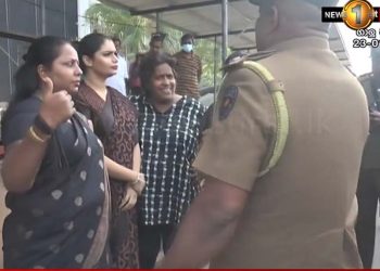 Hirunika tied black tapes to the stage poles in protest of the money-wasting Independence Day, the cops arrived! The Galle Face became agitated! VIDEO
