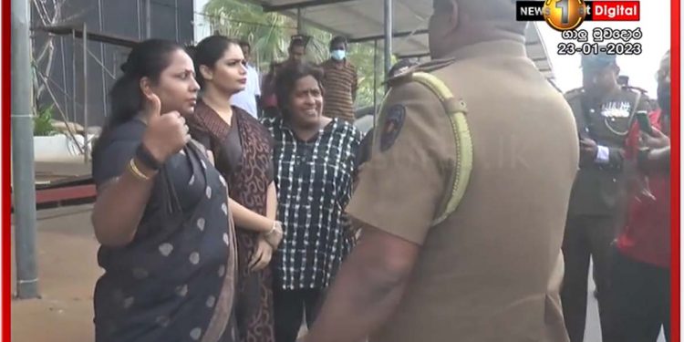 Hirunika tied black tapes to the stage poles in protest of the money-wasting Independence Day, the cops arrived! The Galle Face became agitated! VIDEO