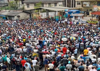 Failure of negotiations with the rulers! Thousands of port workers took to the streets yesterday now prepare for the next action! The coming week is crucial!