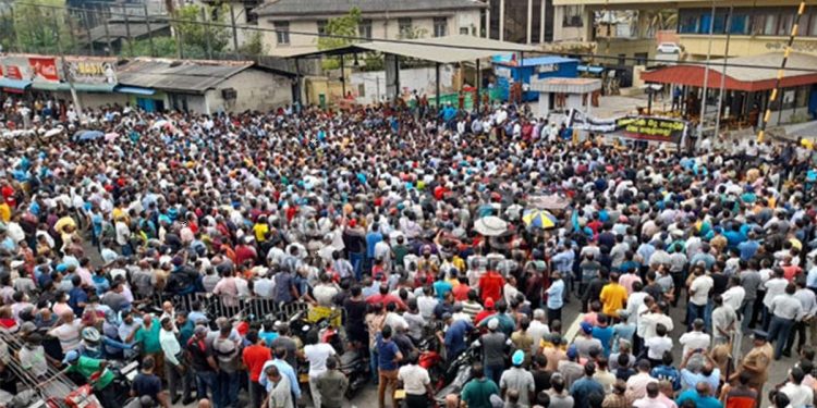 Give it to someone who can do it and get away! The port workers come to the road! Hold Port main entrance! The police and the army were both called in.