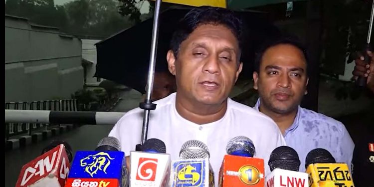 Opposition leader Sajith visits Welikada late at night to see Ananda and Dhammika, remanded for threatening Utilities Commission member Mohan Samaranayake! They represented 220 lakh poor people! Threat video attached! VIDEO