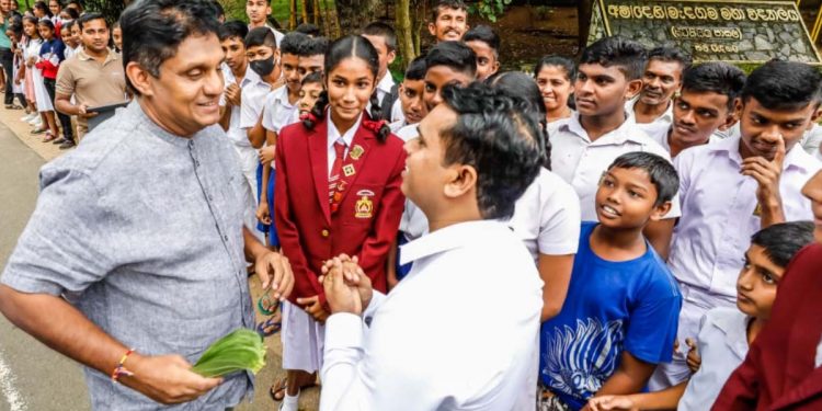 On the way to the Dehiattakandiya meeting, a group of school students stops Sajith’s vehicle! Sajith exits the vehicle! Check out what happened next! VIDEOS & IMAGES