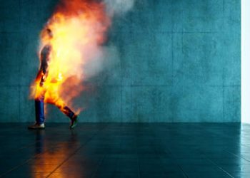 The house caught fire, and the mother and two children were killed inside! Father is totally serious!