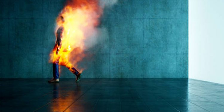 The house caught fire, and the mother and two children were killed inside! Father is totally serious!