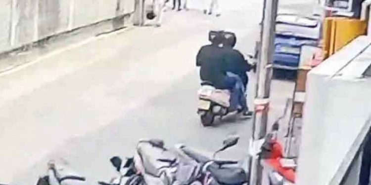 Yesterday, a disciple of Pukudikanna in Indian custody was shot in Kotahena! The shots were fired from the side of Kanjipani? A peculiar relationship between the car and the police!