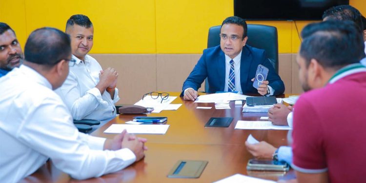 Government revenue worth billions of dollars lost! A national security risk! A large swindle that brings unregistered mobile phones to Sri Lanka via parcel pullers! PHOTOS
