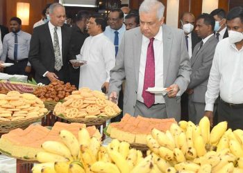 Ranil began the new year by eating rice cakes made with coconut milk. Do not limit the day’s activities to eight hours! Public servants are notified! (PHOTOS & VIDEOS)