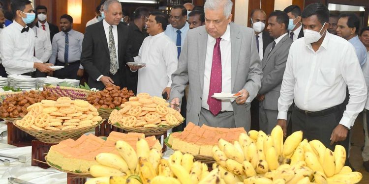 Ranil began the new year by eating rice cakes made with coconut milk. Do not limit the day’s activities to eight hours! Public servants are notified! (PHOTOS & VIDEOS)