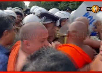A heated situation in the Parliament roundabout between the Theras and the police ! VIDEO