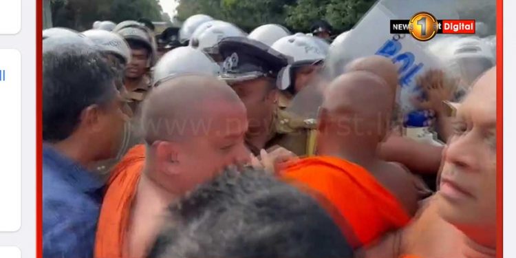 A heated situation in the Parliament roundabout between the Theras and the police ! VIDEO