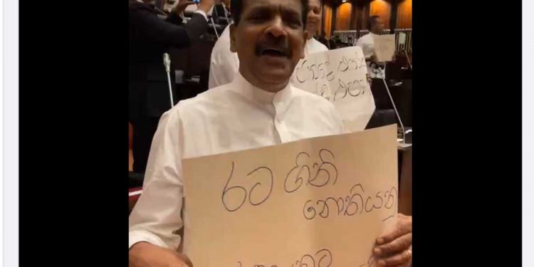 ‘The opposition demands elections within the parliament!’ Inside the lobby, a protest! VIDEO IN REAL TIME