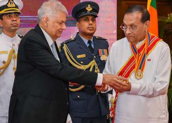 Ranil bestowed an award on Karu! PHOTOS