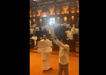While the President was in the Parliament, the opposition showed up with protest sign asking for election! The President left the House! VIDEO