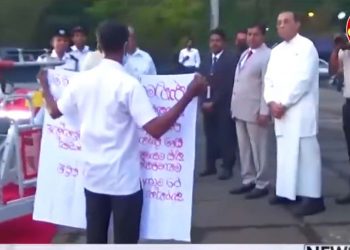 A single man bravely objected to Wijedasa-Karuta-Ruwan-Rosi, who had come to garland D. S. Senanayaka’s statue, surrounded by guards! VIDEO