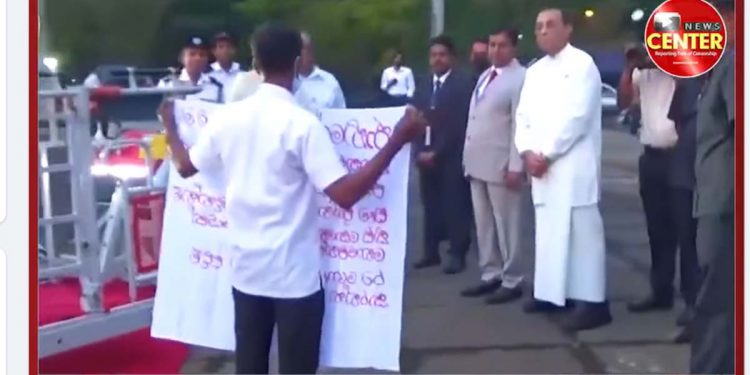 A single man bravely objected to Wijedasa-Karuta-Ruwan-Rosi, who had come to garland D. S. Senanayaka’s statue, surrounded by guards! VIDEO