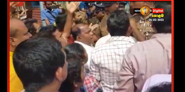 It gets hot close to the Ministry of Finance! ‘A fierce discussion between trade unions and police!’ Police and labour unions collide! VIDEO