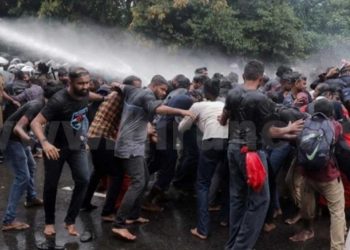 Wasantha released! Kelaniya students take to the streets in protest of the government’s repression Water cannon charges from the cops!