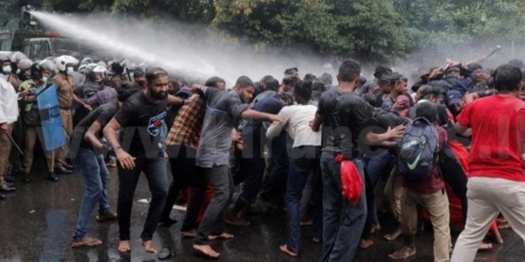 Wasantha released! Kelaniya students take to the streets in protest of the government’s repression Water cannon charges from the cops!