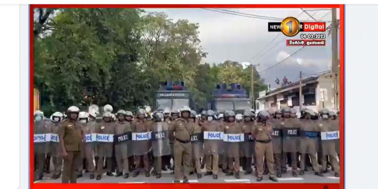 Strikes against the government’s tax begin! Lotus Road has been closed by police!