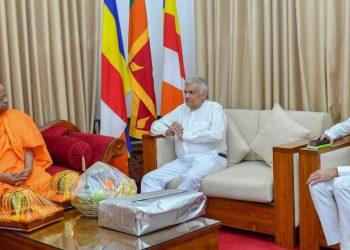The President visits the Malwatu-Asgiri Mahanayaka Theroes in Kandy! PHOTO