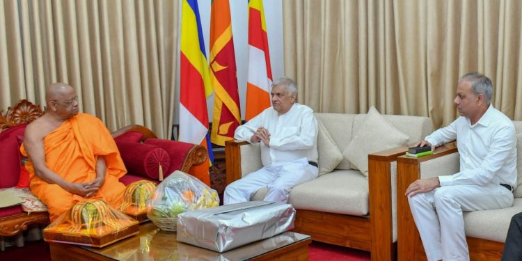 The President visits the Malwatu-Asgiri Mahanayaka Theroes in Kandy! PHOTO