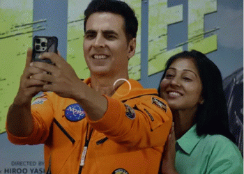 Akshay Kumar breaks Guinness World Record for clicking 184 selfies in 3 minutes!