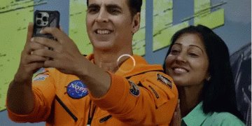 Akshay Kumar breaks Guinness World Record for clicking 184 selfies in 3 minutes!