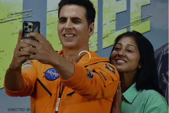 Akshay Kumar breaks Guinness World Record for clicking 184 selfies in 3 minutes!