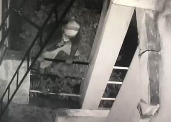 A 17-year-old boy broke into the house of former Colombo Crime Division DIG Lugoda and stole 17 lakh rupees worth gold!
