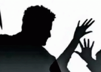 Father hacks to death 2 children & commits suicide
