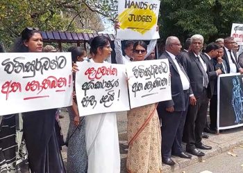 Dolawatta betrays the court! ‘Do not touch the court!’ Lawyers hit the road in Aluthkade! VIDEO