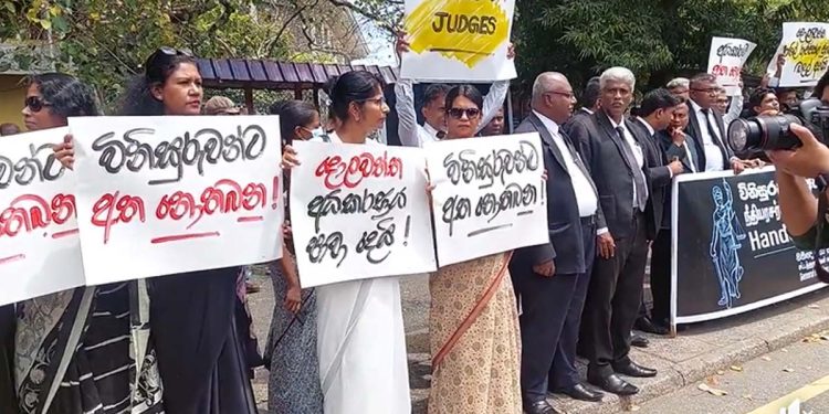 Dolawatta betrays the court! ‘Do not touch the court!’ Lawyers hit the road in Aluthkade! VIDEO